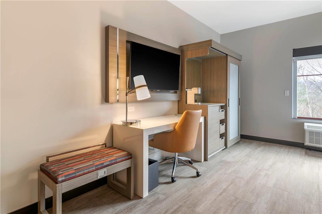 Cambria Placid - Lakeside Hotel