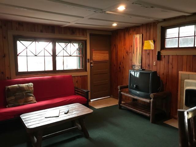 Tail O' The Pup Evergreen Cabins *