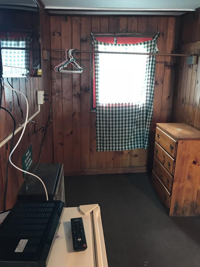 Tail O' The Pup Evergreen Cabins Campsite